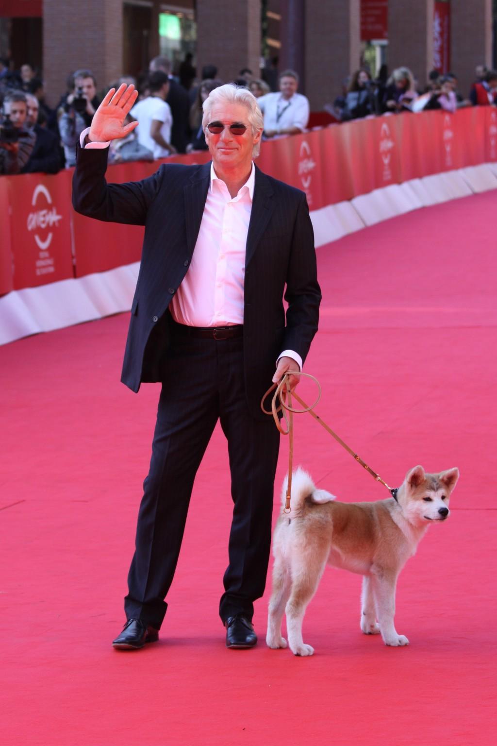 Richard Gere promène son chien à Rome (photos)