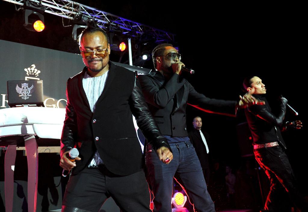 Les Black Eyed Peas mettent le feu à la Croisette ! (photos)