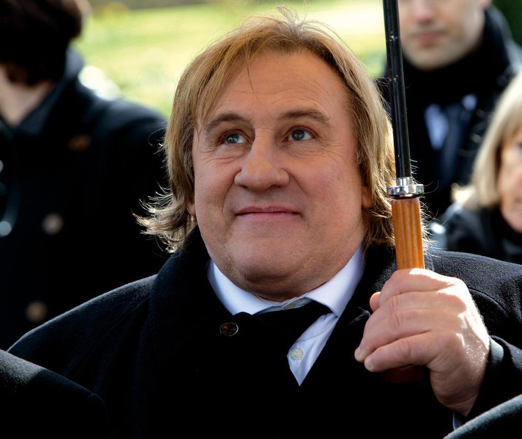 Gérard Depardieu urine... dans le couloir d'un avion