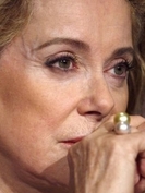 Catherine Deneuve et Gilles Lellouche chez Orange (vidéos)