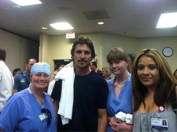 Christian Bale à la rencontre des victimes de la fusillade d'Aurora (photos)
