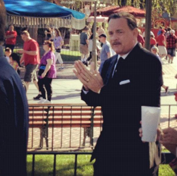 1ère image de Tom Hanks dans la peau de Walt Disney