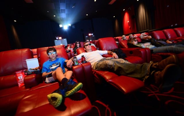 Des cinémas équipés de sièges aussi confortables que des lits aux États-Unis (Photo)