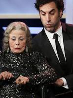 Sacha Baron Cohen s'acharne sur une vieille femme aux Britannia Awards (Vidéo)