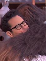 Star Wars : J.J. Abrams et Chewbacca se font des bisous (Vidéo)