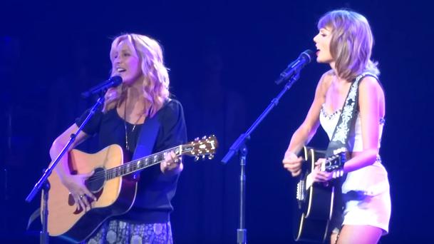 Vidéo : Lisa Kudrow rejoint Taylor Swift sur scène pour chanter Smelly Cat !
