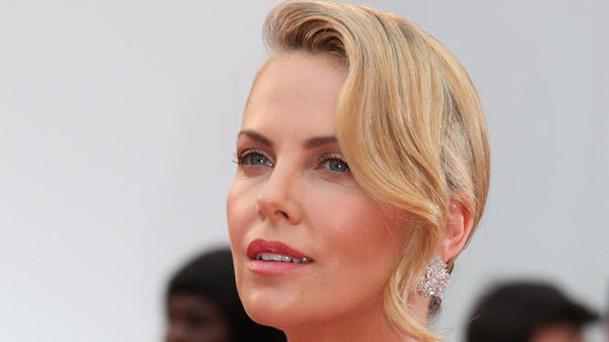Charlize Theron dans l’adaptation de The Gray Man ?