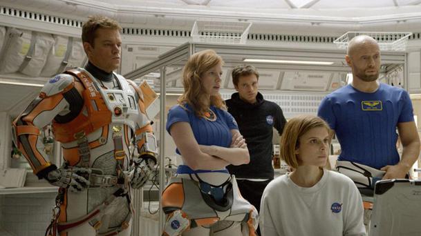 Box-office US : Seul sur Mars toujours en tête, flop pour Bradley Cooper