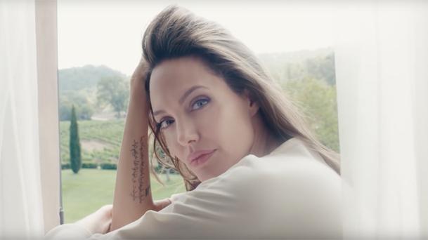 Guerlain dévoile sa nouvelle campagne avec Angelina Jolie (vidéo)