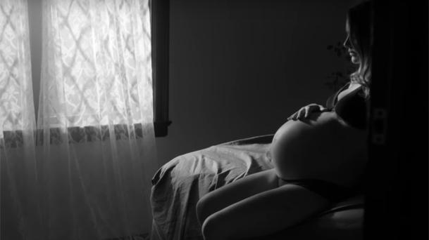 Natalie Portman enceinte dans le nouveau clip de James Blake