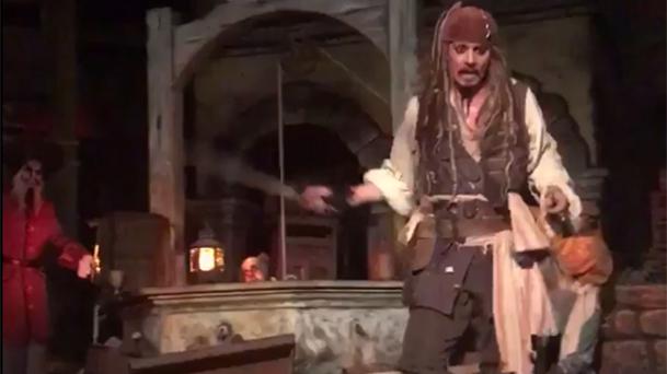 Pirates des Caraïbes : Johnny Depp surprend les fans à Disneyland !