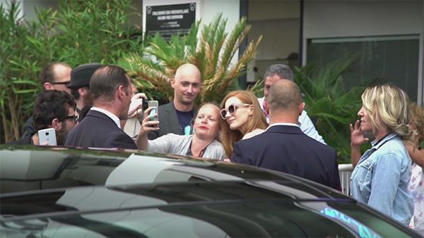 Cannes 2017 : Jessica Chastain toujours très proche de ses fans