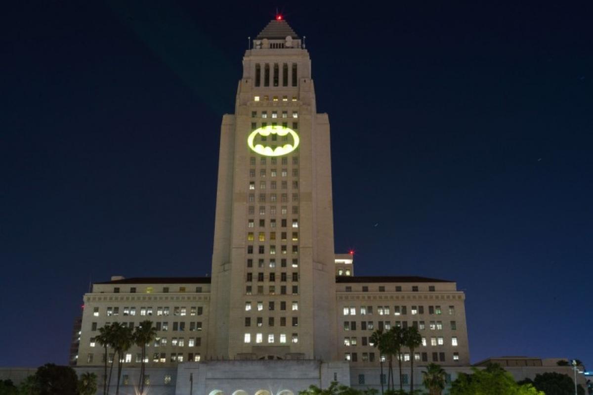 Mort d’Adam West : Un Bat Signal a été déployé à Los Angeles pour un dernier hommage