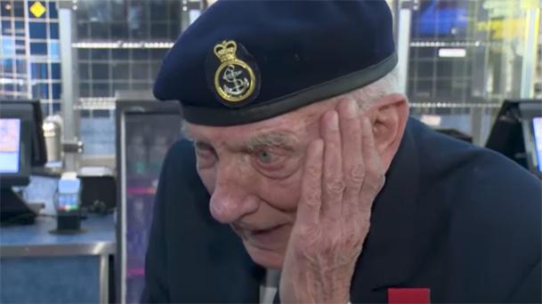 Un vétéran de 97 ans pleure devant Dunkerque
