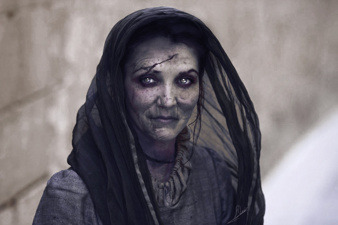 Game of Thrones : qui est la femme qui passe en arrière plan ?