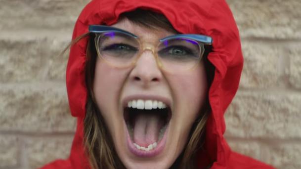 Lena Headey est folle à lier dans le nouveau clip de Kasabian