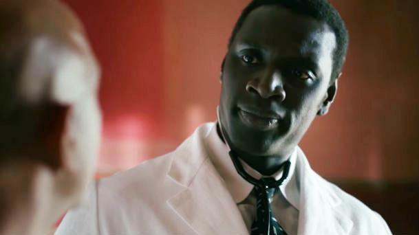 Omar Sy en étrange médecin dans la première bande-annonce de Knock