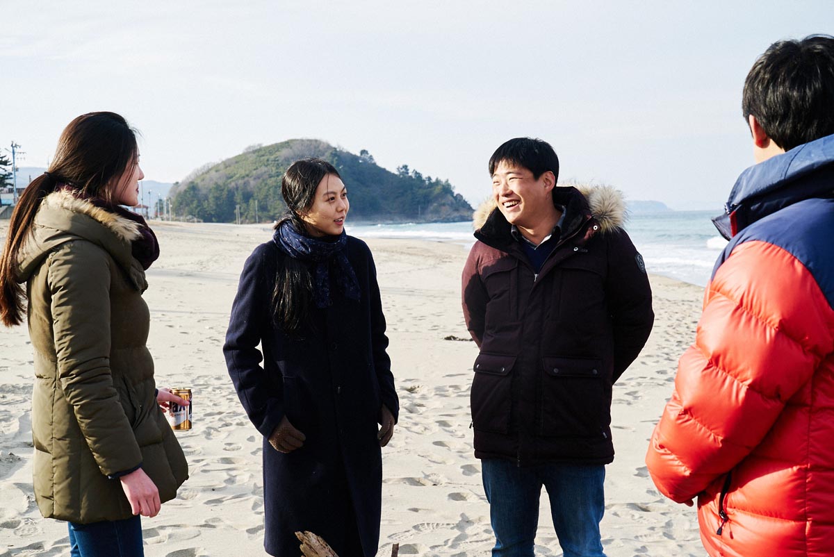 Seule sur la plage la nuit : un trailer où fiction rencontre réalité