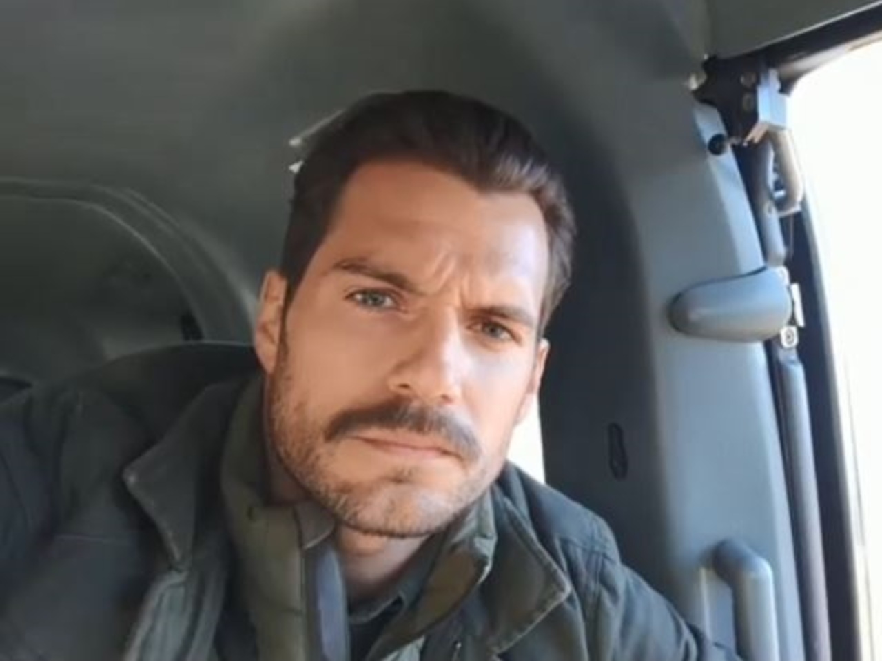 Henri Cavill éploré par la perte de sa moustache