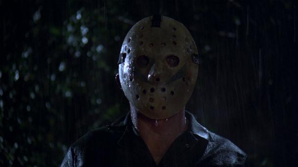 Un fan de vendredi 13 installe une statue de Jason au fond d'un lac !
