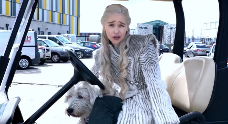 Game of Thrones : Emilia Clarke offre un succulent « amuse bouche » de la saison 8