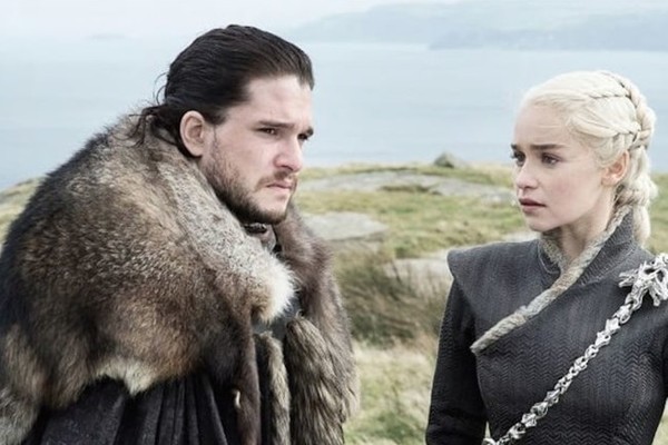 Game of Thrones : Jon Snow et Daenerys très proches sur le tournage de la saison 8