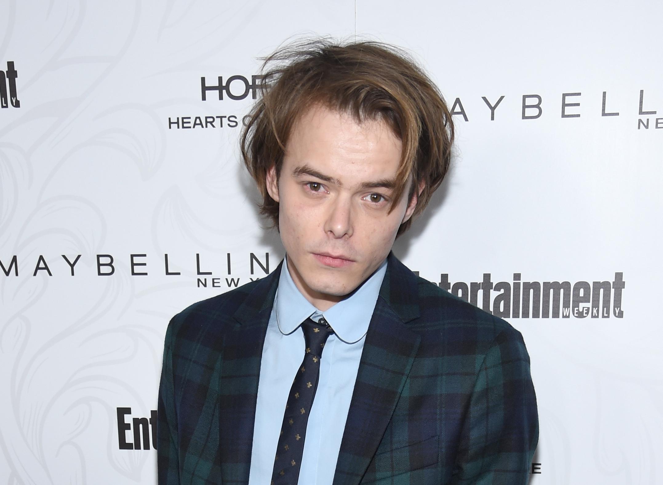 Charlie Heaton (Stranger Things) devient Elephant Man