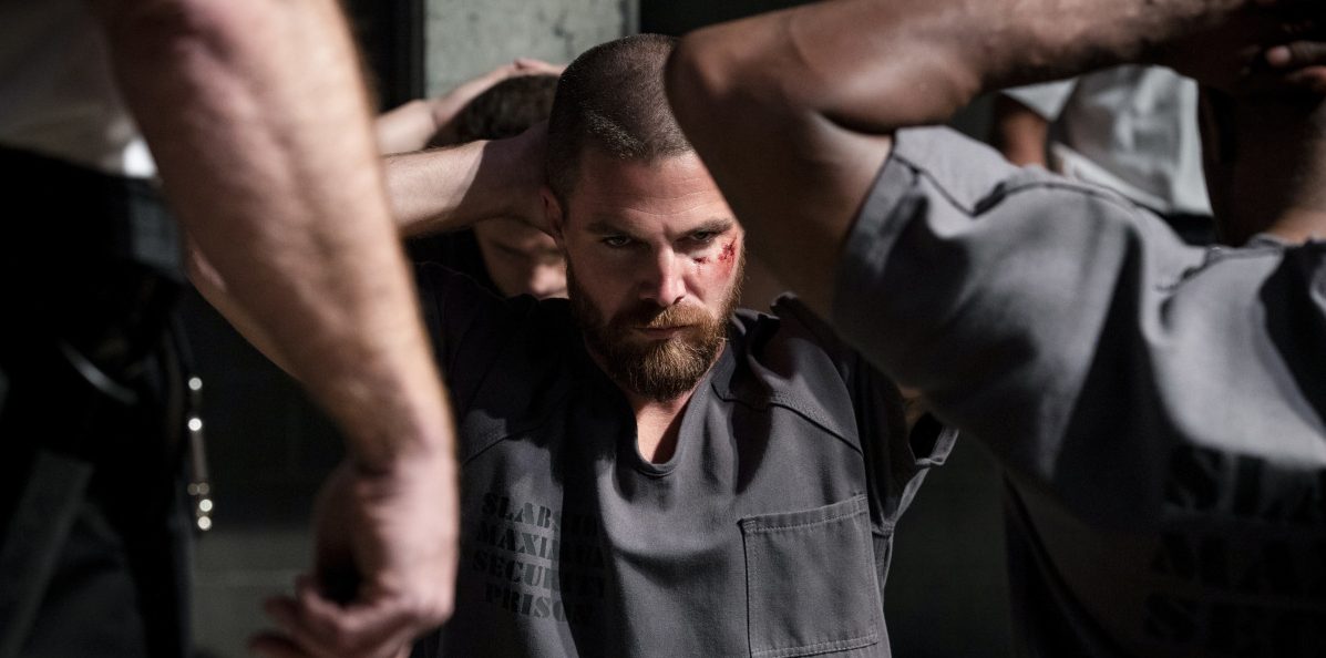 Arrow saison 7 : Oliver fait un tour au mitard sur les dernières photos