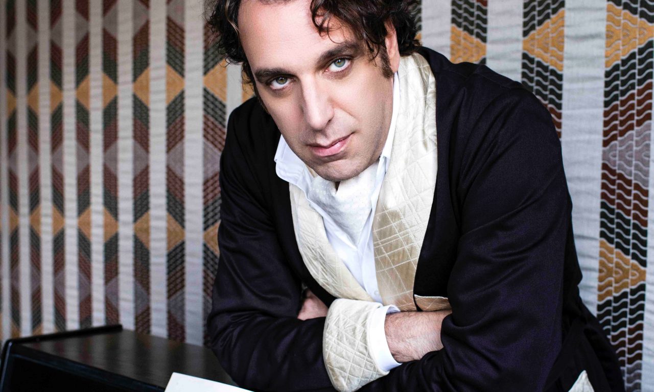 Shut up and play the piano : entrée dans l’univers d’un artiste