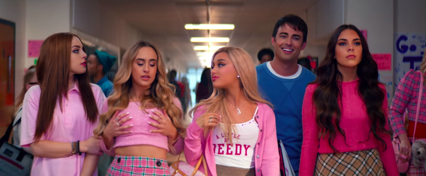 Ariana Grande rend hommage à Mean Girls dans son nouveau clip