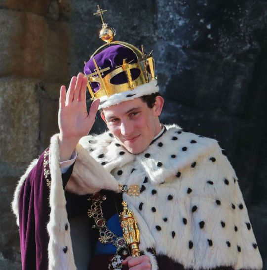 Premières photos du Prince Charles dans la série The Crown