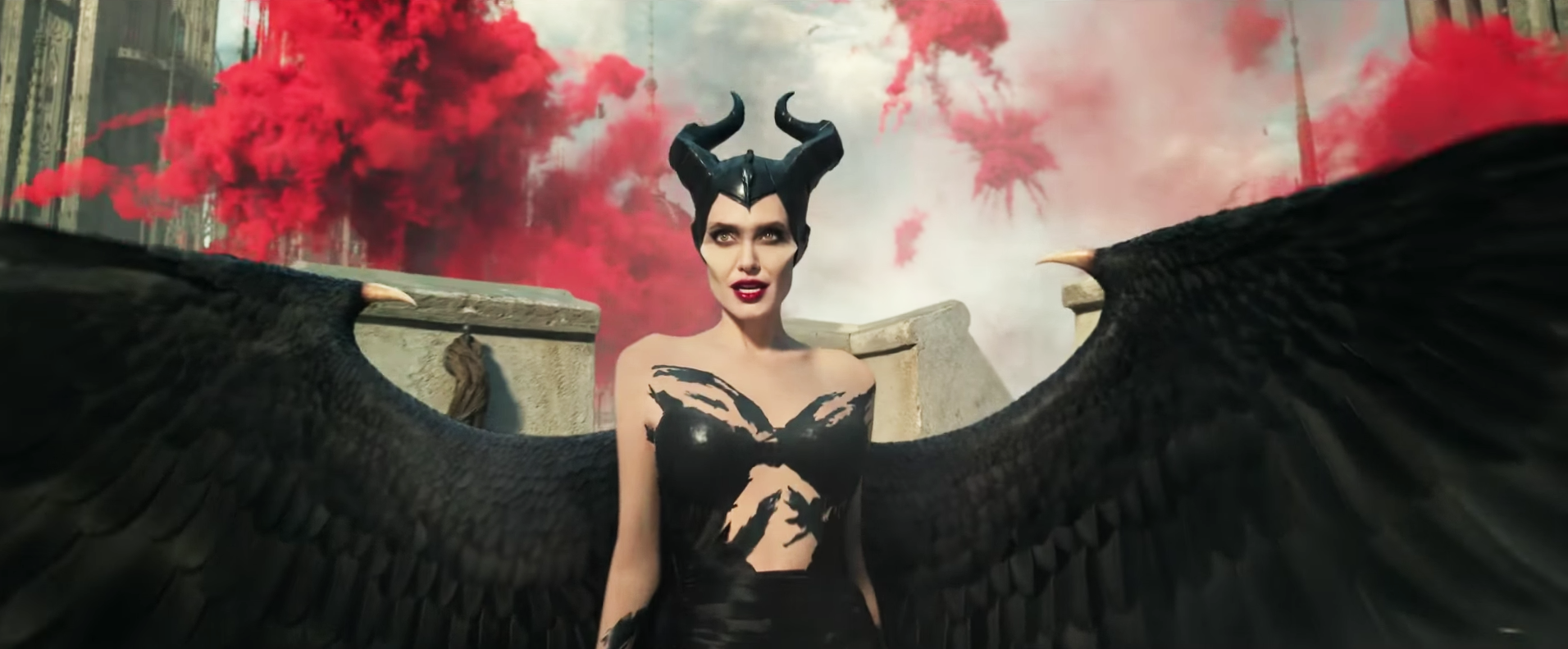Maléfique 2 : Angelina Jolie ensorcèle la première bande-annonce
