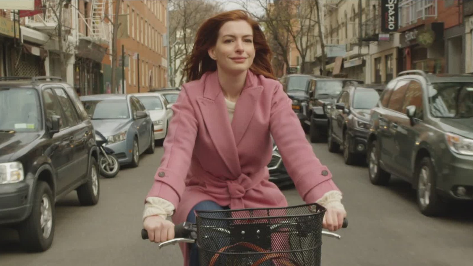 Modern Love : un trailer romantique pour la série Amazon avec Anne Hathaway