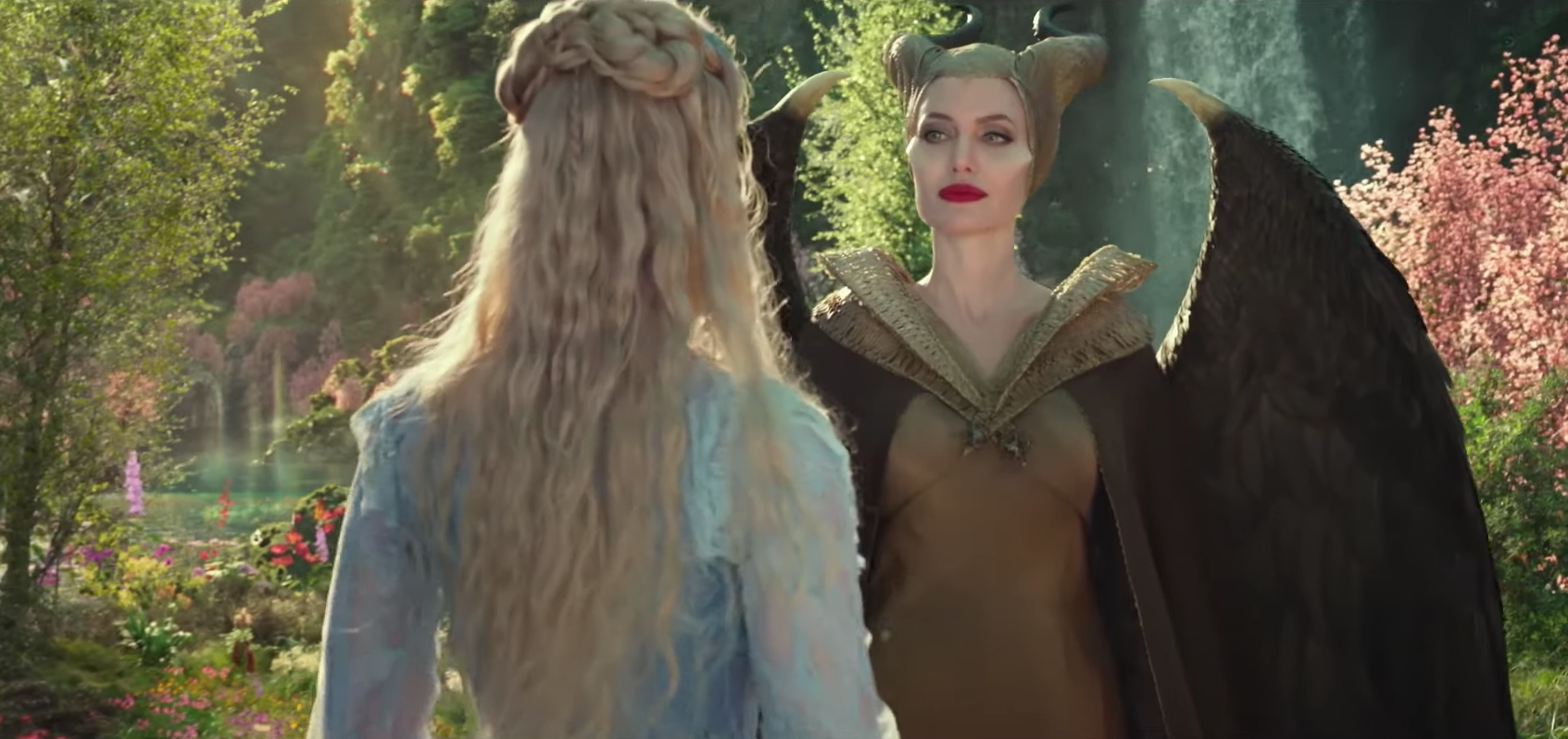 Maléfique 2 : un nouvel extrait avec Angelina Jolie et Elle Fanning dévoilé