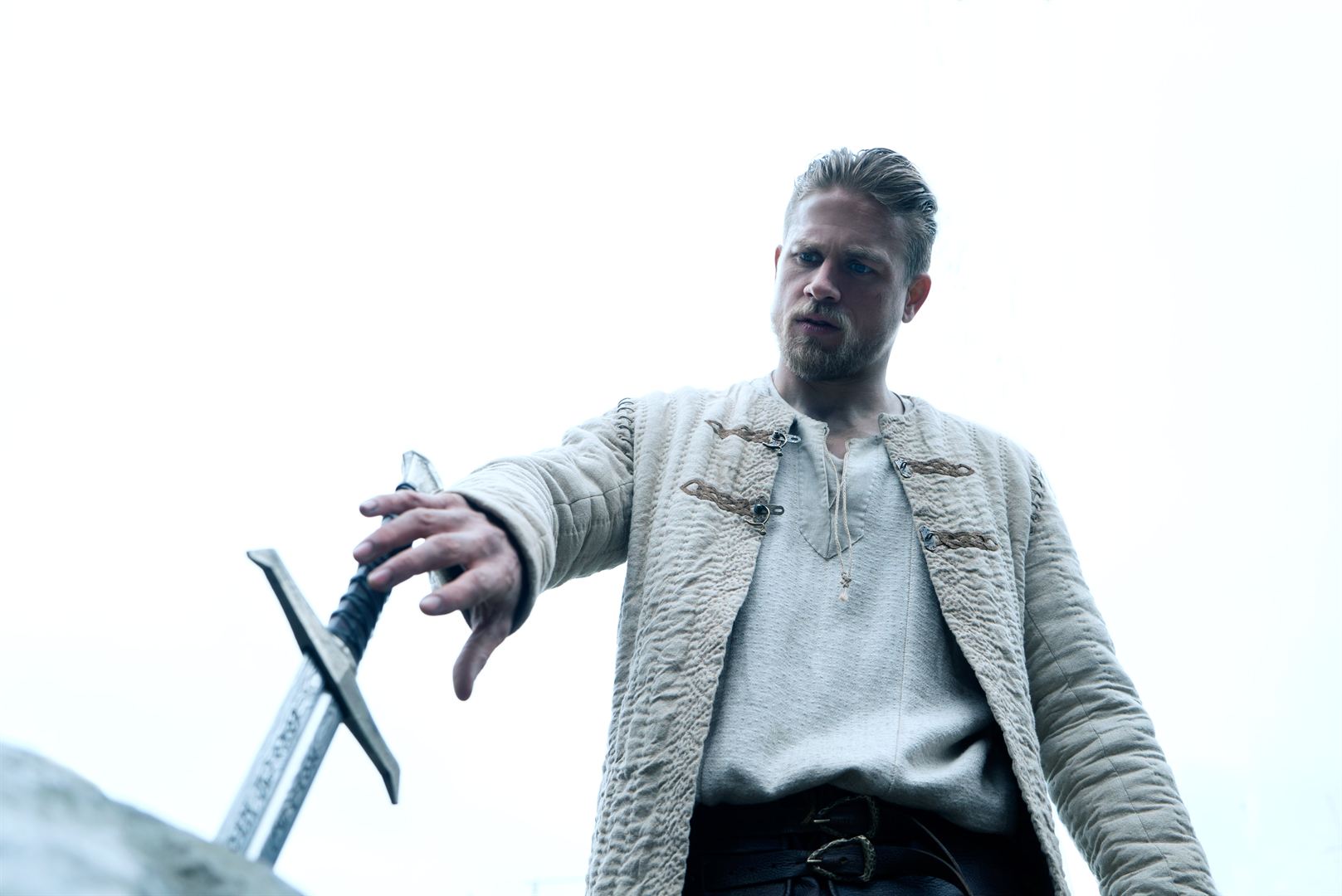 Le Roi Arthur : comment Charlie Hunnam s’est préparé pour le rôle ?