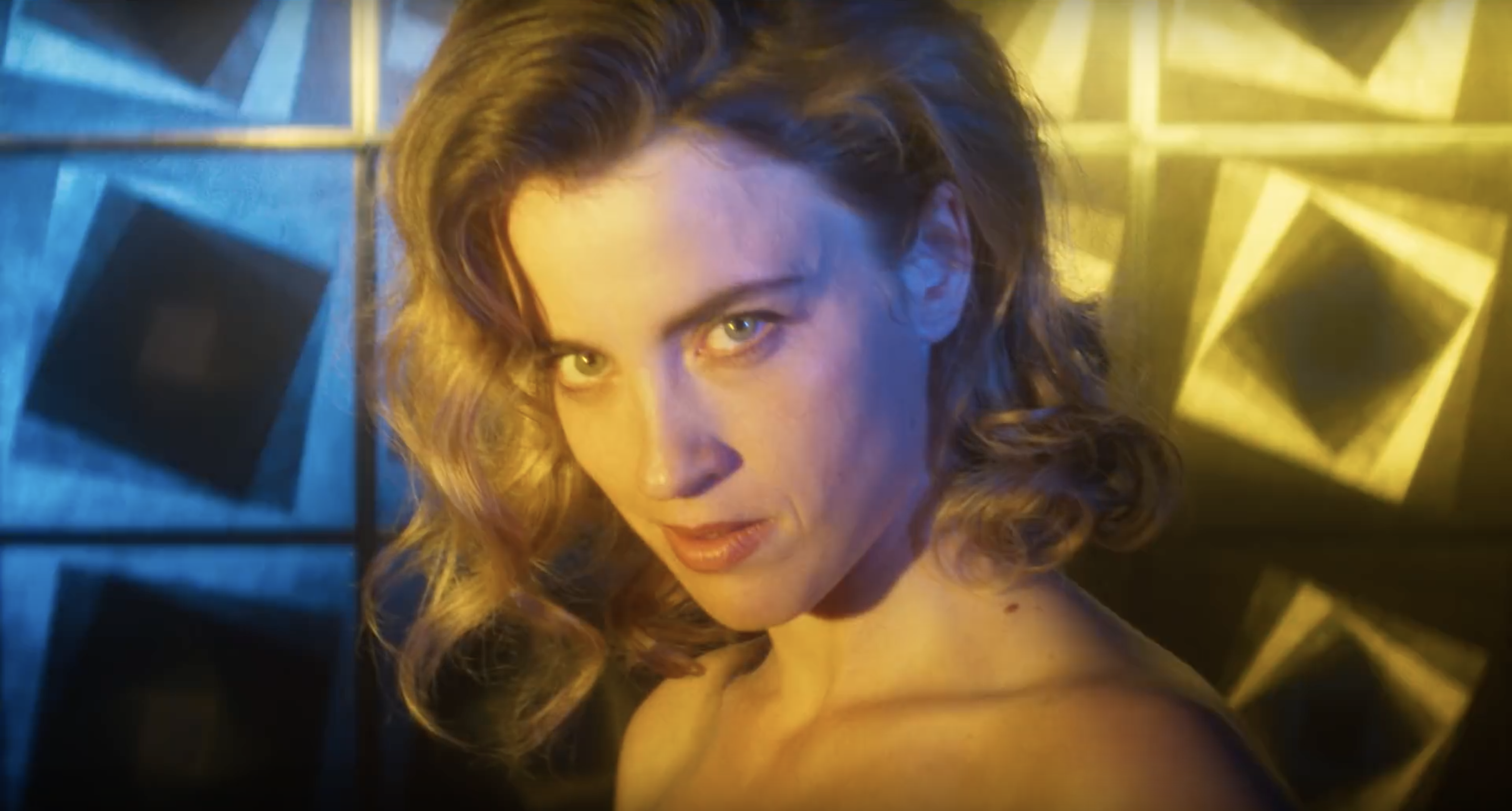 Adèle Haenel sublime dans le clip de Kompromat