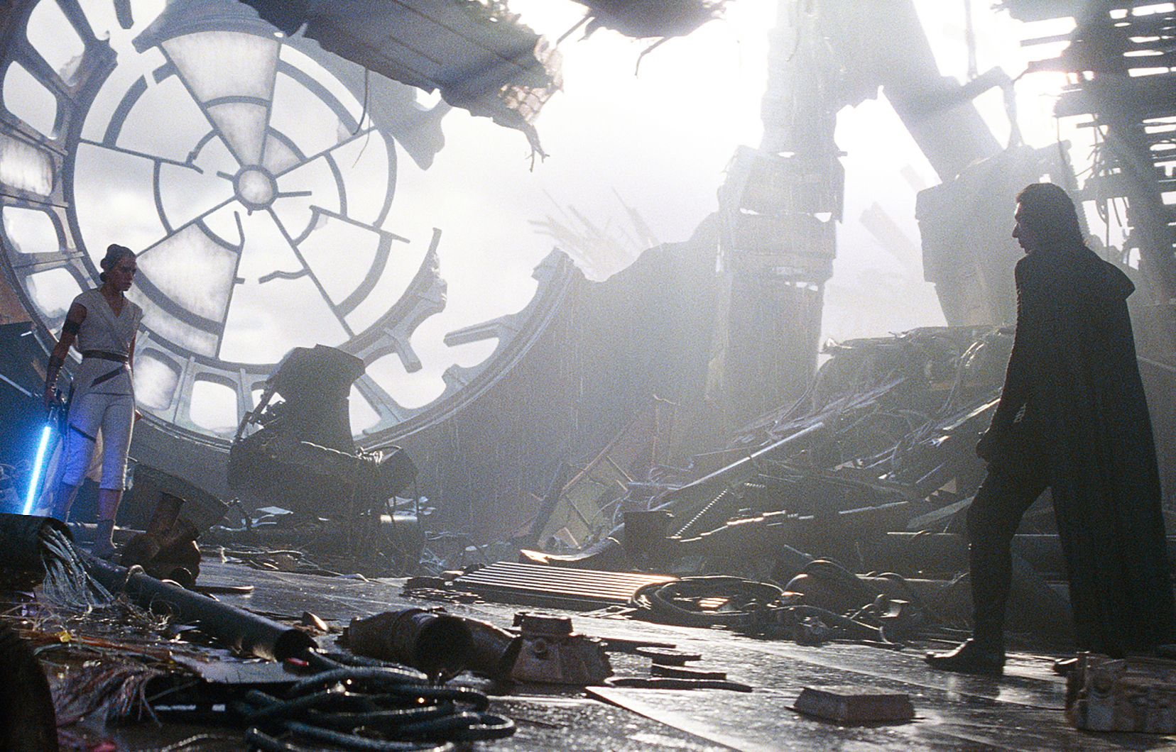 Star Wars 9 : une image du tournage montre Rey sur le trône de Palpatine