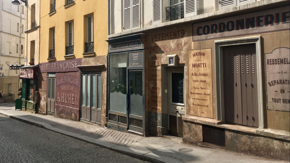 Coronavirus : deux rues de Paris plongées dans un décor d'Occupation après l'abandon d'un tournage
