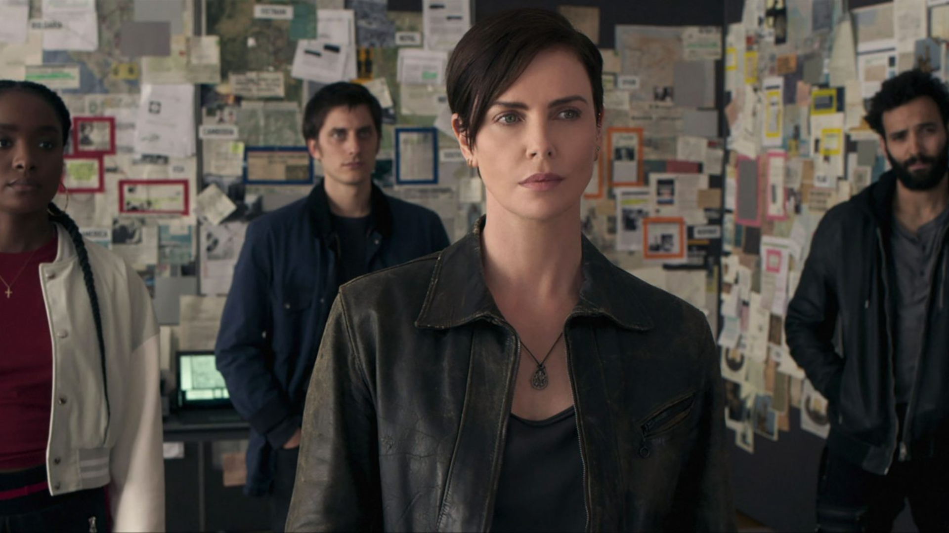 The Old Guard : Charlize Theron brandit une hache sur les nouvelles images