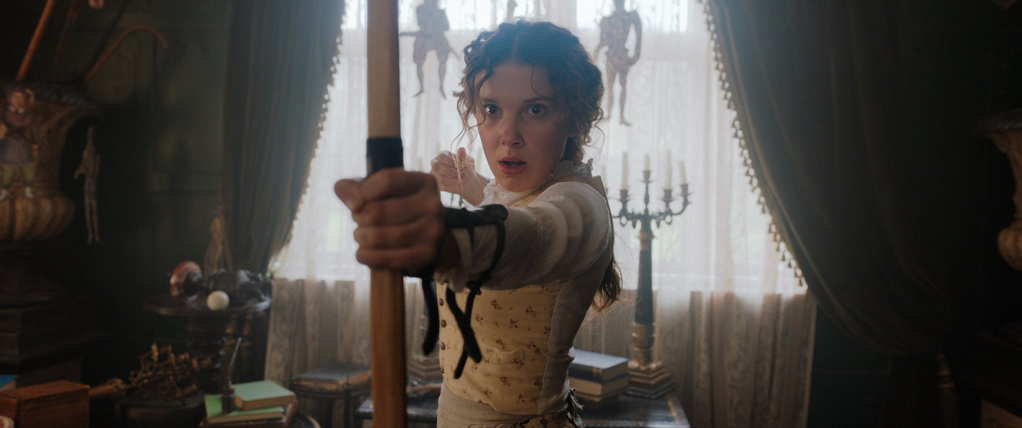 Enola Holmes (Netflix) : premières images de Millie Bobby Brown en soeur de Sherlock Holmes