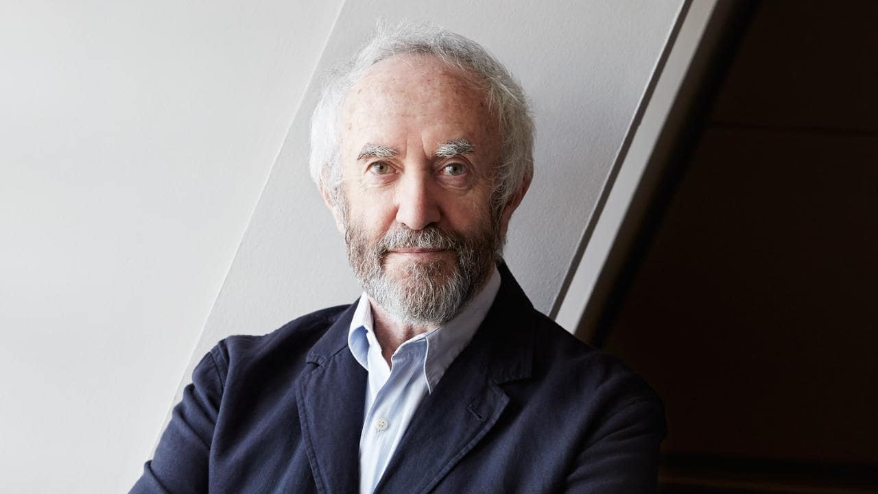 The Crown : Jonathan Pryce rejoint la série Netflix
