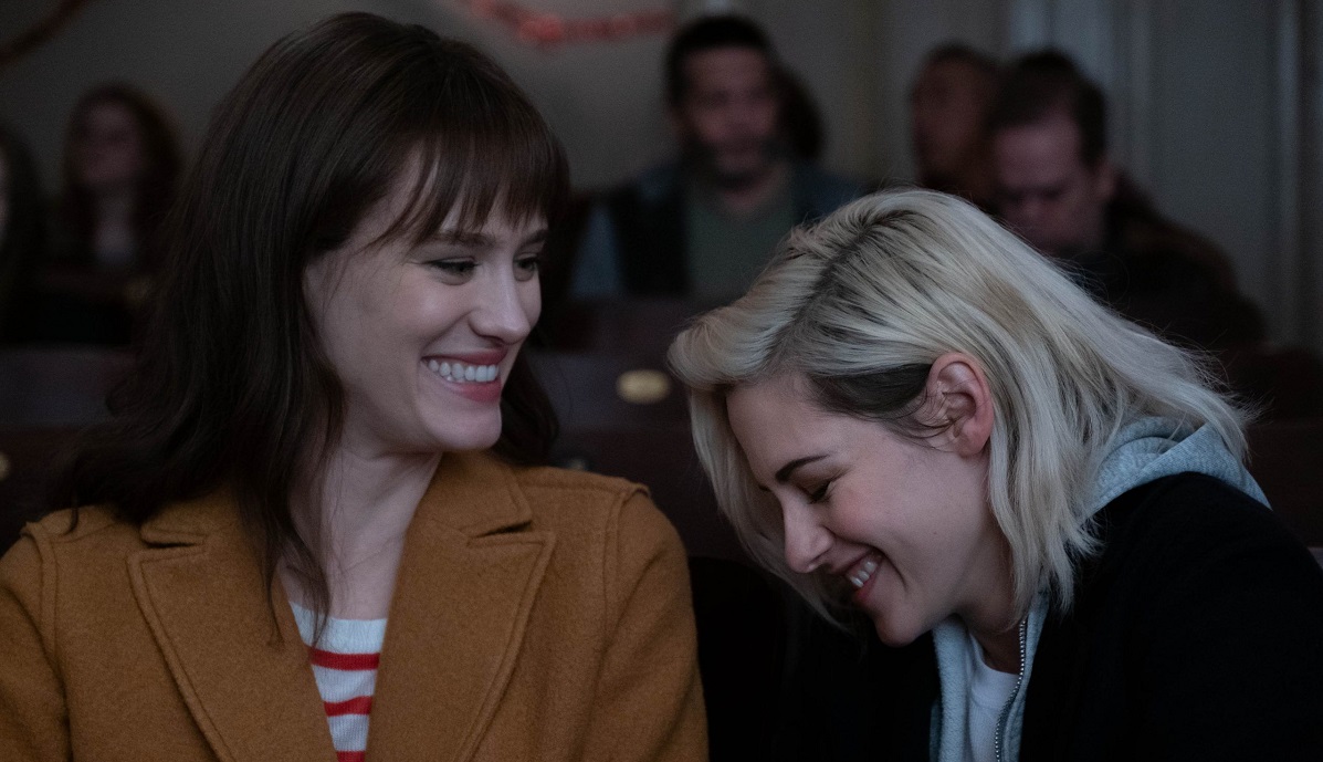 Happiest Season : premières images de Mackenzie Davis et Kristen Stewart