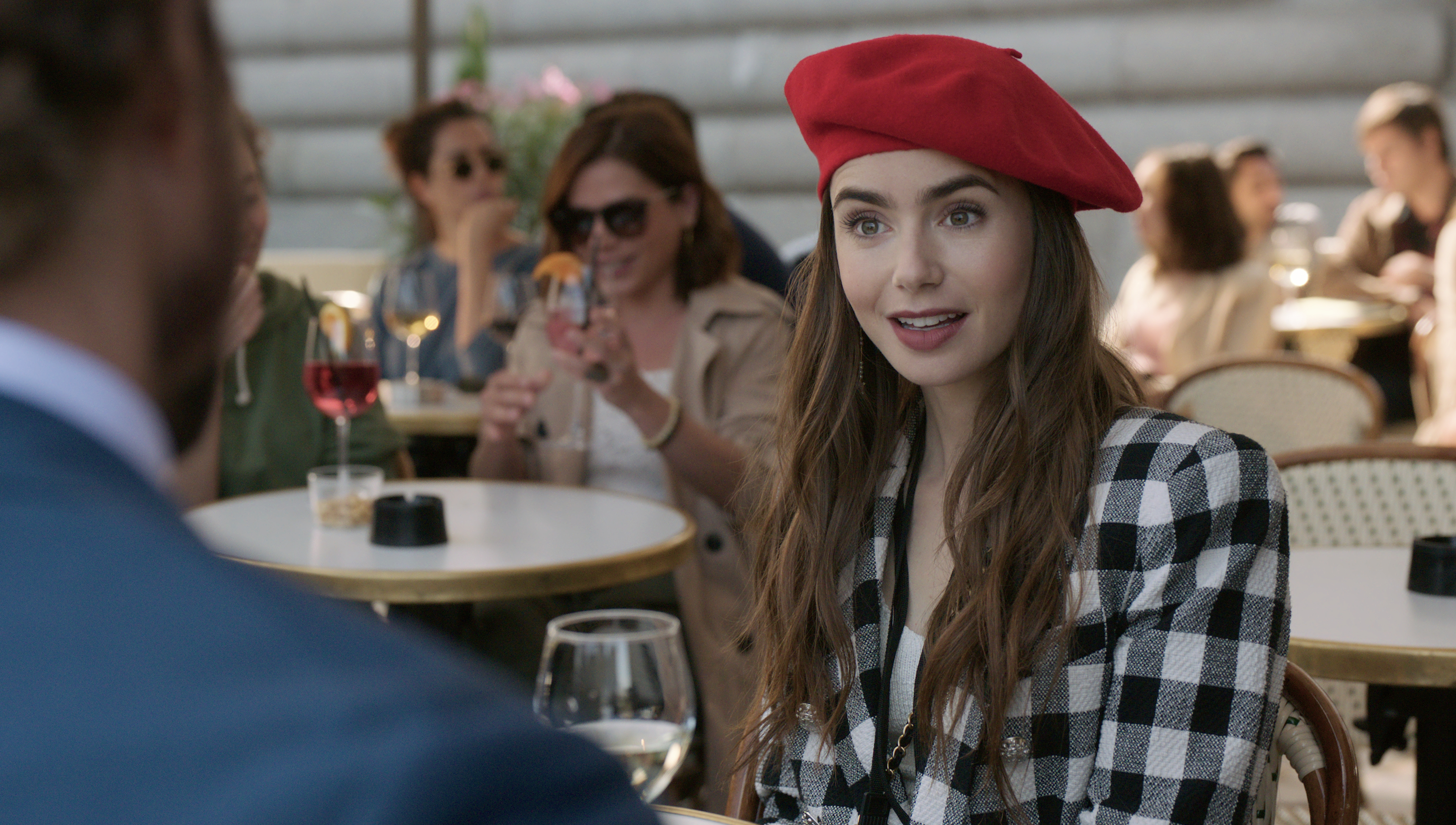 Emily in Paris : que vaut la série Netflix avec Lily Collins ?