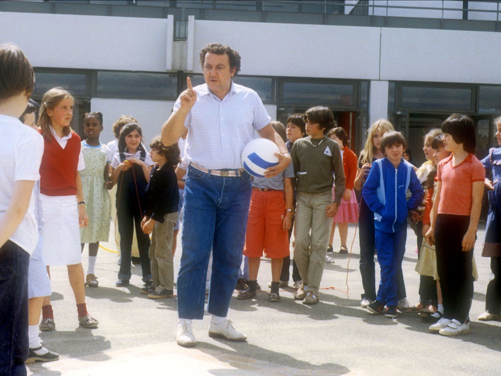 Le Maître d'école : un Coluche totalement déprimé sur le tournage de la comédie