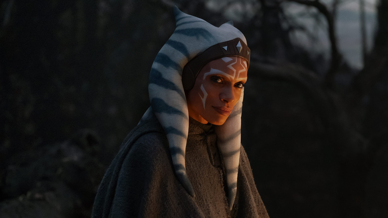 The Mandalorian : Rosario Dawson révèle ce que faisait Ahsoka avant de rencontrer Din Djarin