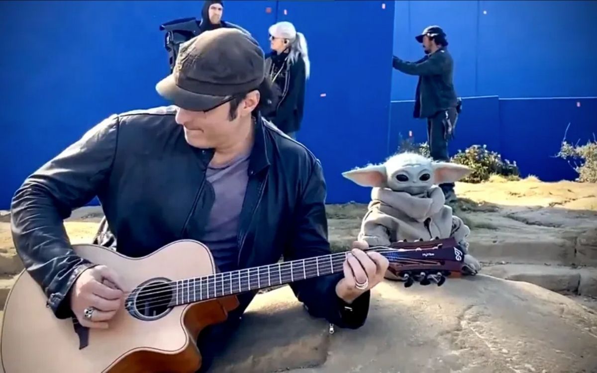 The Mandalorian : quand Robert Rodriguez fait de la guitare avec Baby Yoda sur le tournage