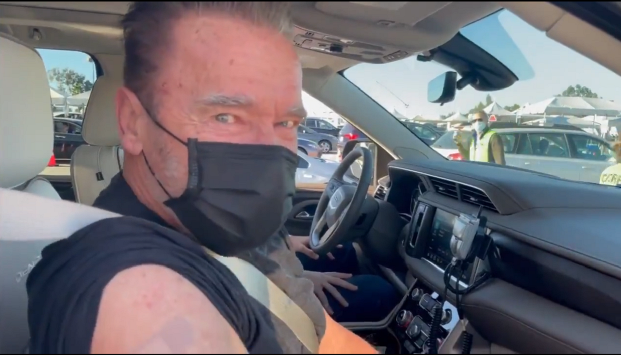 Arnold Schwarzenegger se fait vacciner et cite Terminator dans une vidéo