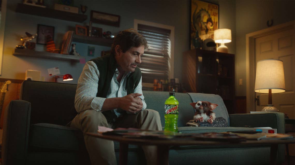 Gremlins : Gizmo et Billy (Zach Galligan) se réunissent pour une pub