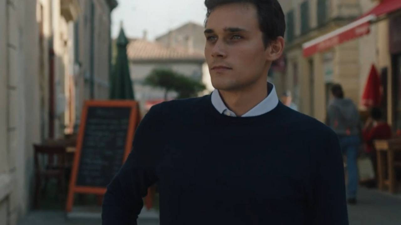 Ici tout commence : un personnage est sur le point de partir