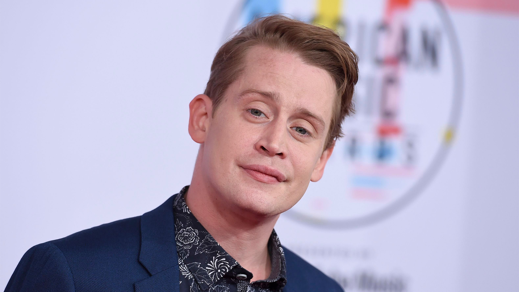 American Horror Story Saison 10 Macaulay Culkin S Affiche Dans Un Etrange Look Cineseries